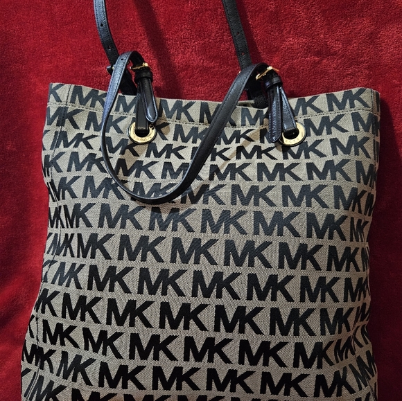 Beautiful Michael Kors Large Signature Tote/Shoulder Bag - Picture 2 of 12